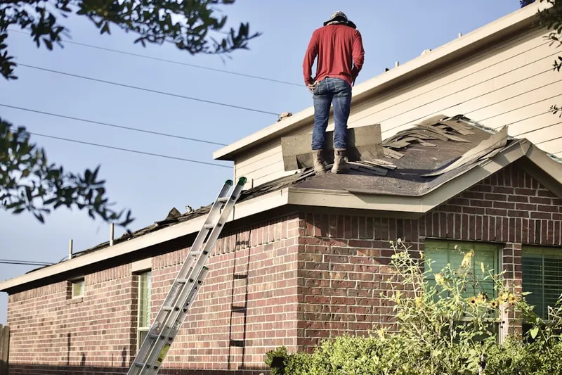 Professional roofer working on a residential roof in El Sueno